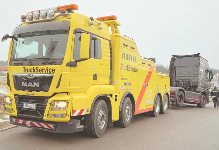 ESTNER Truck-Service bei der Bergung und dem Transport eines liegengebliebenen LKW mit Schwerlast-Abschleppfahrzeug