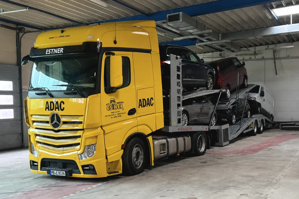 ESTNER Autotransporter mit mehreren Fahrzeugen für professionellen KFZ-Transport und Fahrzeuglogistik