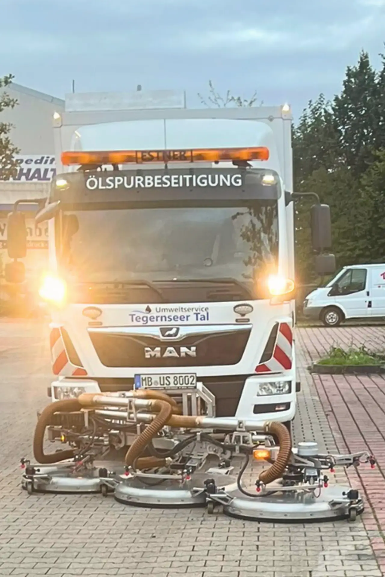 Spezialfahrzeug des Umweltservice Tegernseer Tal bei nächtlicher Ölspurbeseitigung mit BioTec Reinigungstechnik