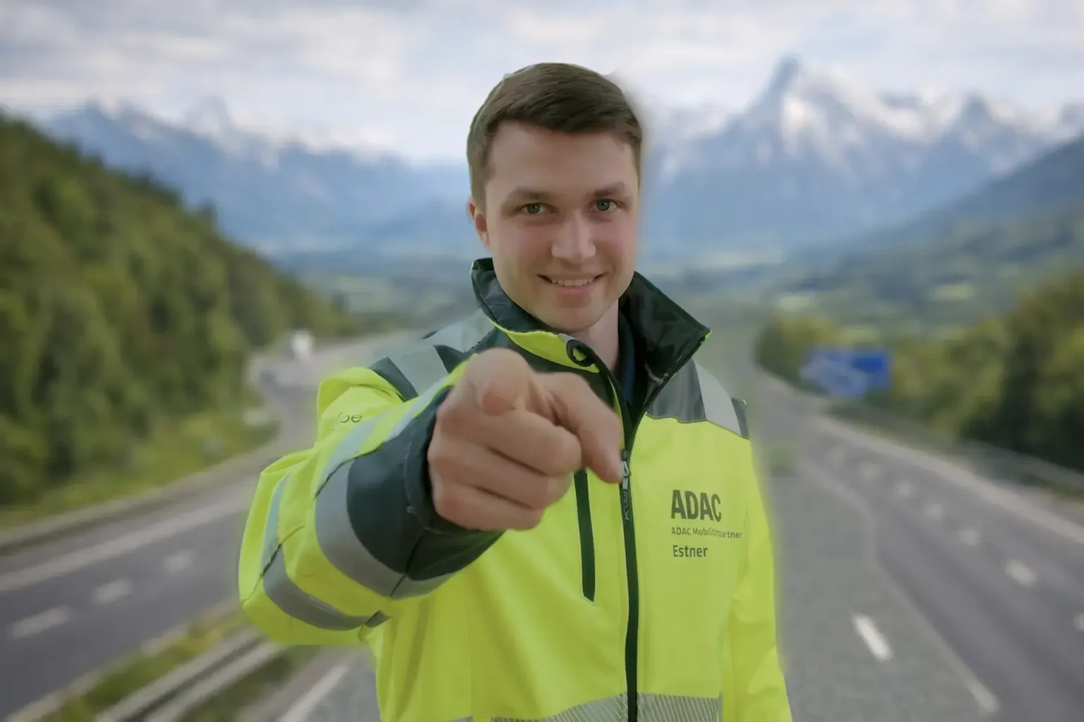 ESTNER Mitarbeiter in Arbeitskleidung vor Alpenkulisse – Karriere und Jobs im Abschleppdienst und Mobilitätsservice in Bayern