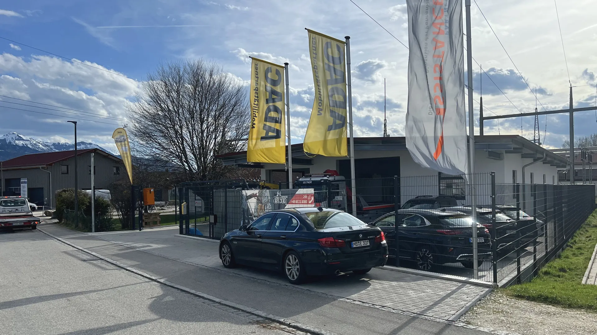 Außenansicht ESTNER Standort Grabenstätt mit ADAC Partner Abschleppdienst und Mietwagen