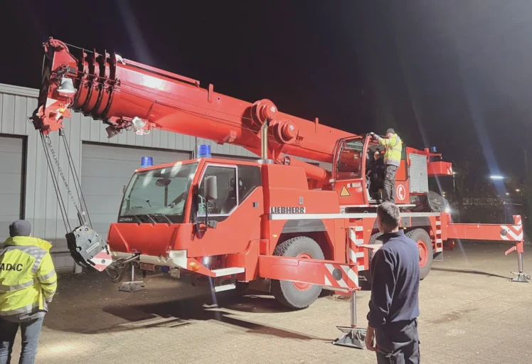 ESTNER Kranservice bei einer nächtlichen Schwerbergung mit mobilem Liebherr-Kranfahrzeug
