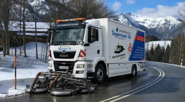 MAN 15T Ölspurmaschine des Umweltservice Tegernseer Tal bei der professionellen Ölspurbeseitigung und Verkehrsflächenreinigung