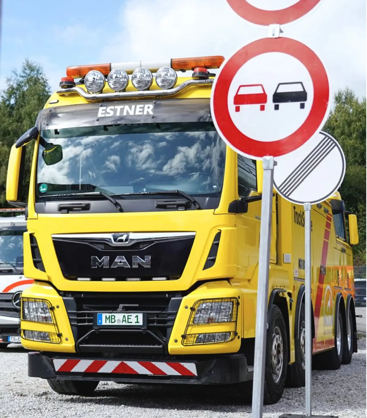 ESTNER Truck-Service mit Schwerlast-Abschleppfahrzeug für professionelle Hilfe bei LKW-Pannen und Bergungen