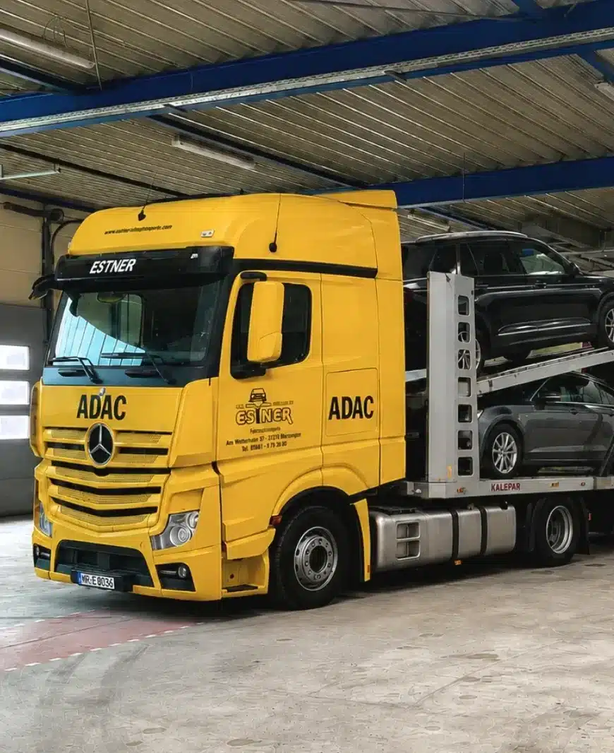 ESTNER Autotransporter mit mehreren Fahrzeugen für professionellen KFZ-Transport und Fahrzeuglogistik